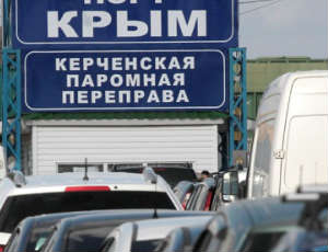 Курортников просят повременить с отъездом из Крыма / Автомобилисты стоят в очереди на паром по 4-5 часов