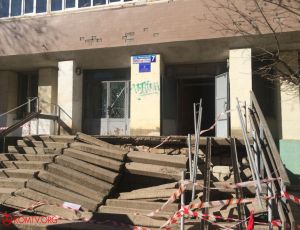 Прокуратура Крыма: в обрушении лестницы в поликлинике Симферополя виновата управляющая компания