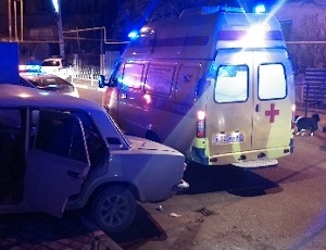 Ночью в Крыму «Жигули» врезались в стену: двух молодых людей вырезали из покореженного авто (Фото)