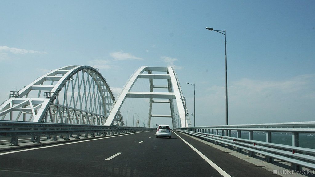 Около Крымского моста снова образовалась автомобильная очередь