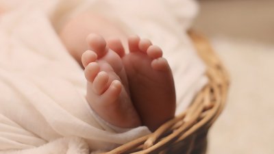 Медики в роддоме перепутали младенцев – спустя 19 лет одна из жертв ошибки пошла с иском в суд