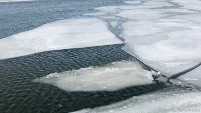 12 рыбаков отправились в дрейф на льдине по Белоярскому водохранилищу