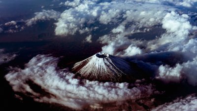 На Курилах вулкан Эбеко выбросил столб пепла