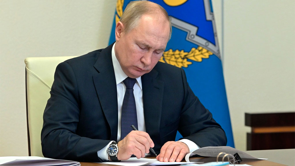 Путин вернул в школы «серебряные» медали и общественно-полезный труд