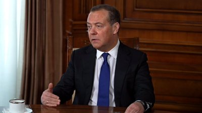 Медведев призвал «выдвигать на всяческие награды» артистов, выступающих в зоне СВО
