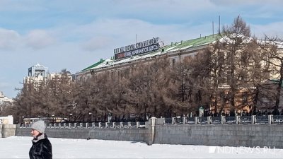 Знаменитый стрит-арт Екатеринбурга дополнили рекламой фестиваля