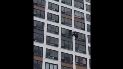 Сотрудник УК рискнул жизнью, чтобы спасти запертую на балконе 11-го этажа бабушку