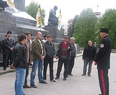 Новый Регион: В Севастополе казаки принесли фекалии к памятнику Ленину и чуть не подрались с коммунистами (ФОТО)