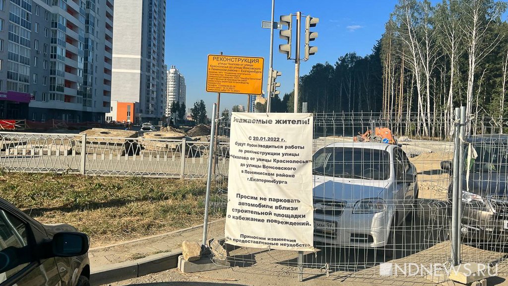 Новый День: В Краснолесье водители угодили в ловушку строителей: выехать с парковки невозможно (ФОТО)