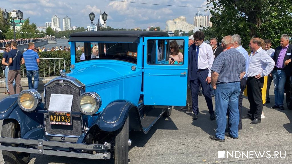 Новый День: Екатеринбург гуляет: ретроавтомобили, мотошоу и историческая реконструкция (ФОТО, добавлено ВИДЕО)