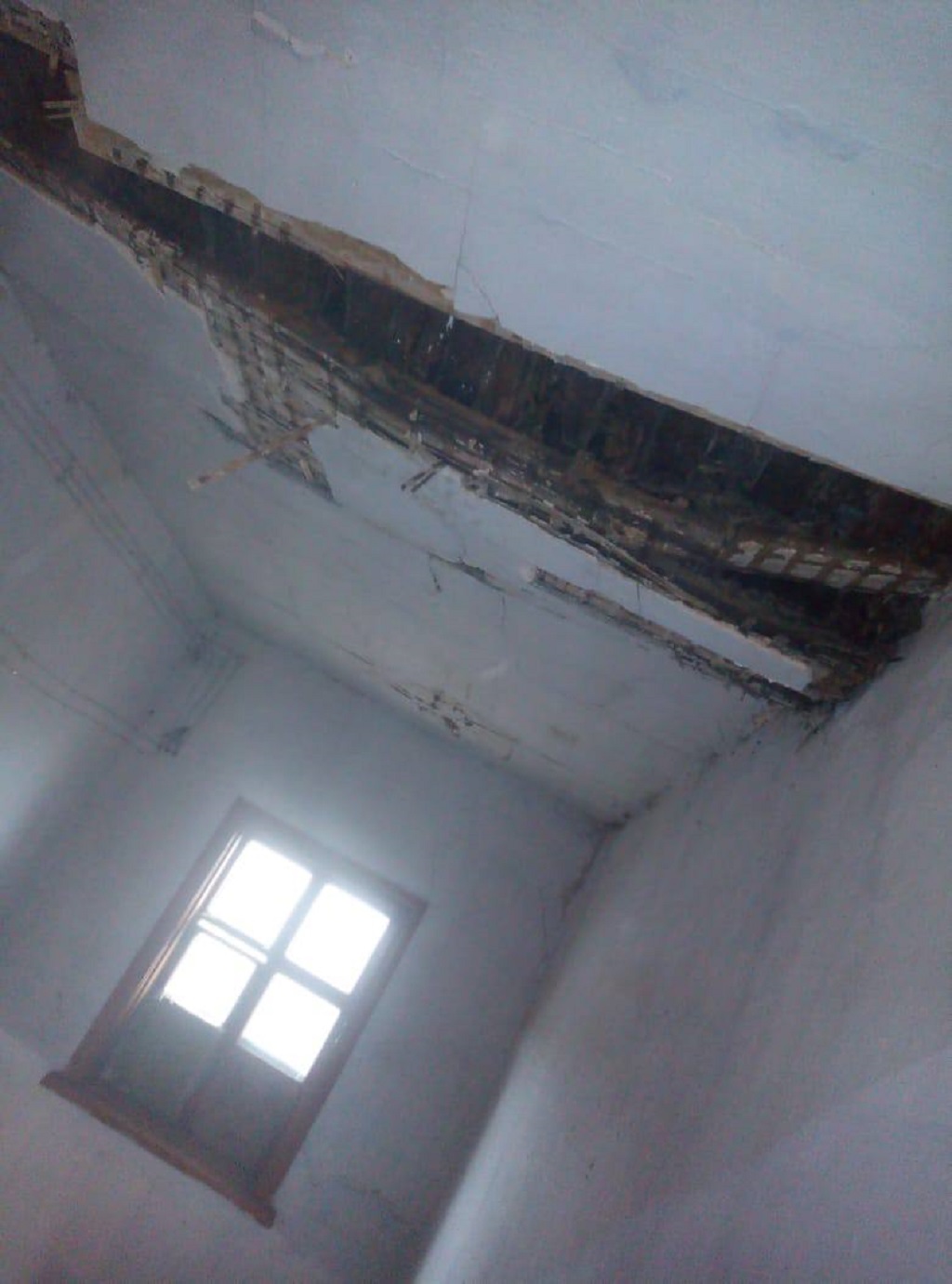 Новый День: В жилом доме в Сосьве потолок упал на голову мужчине (ФОТО)