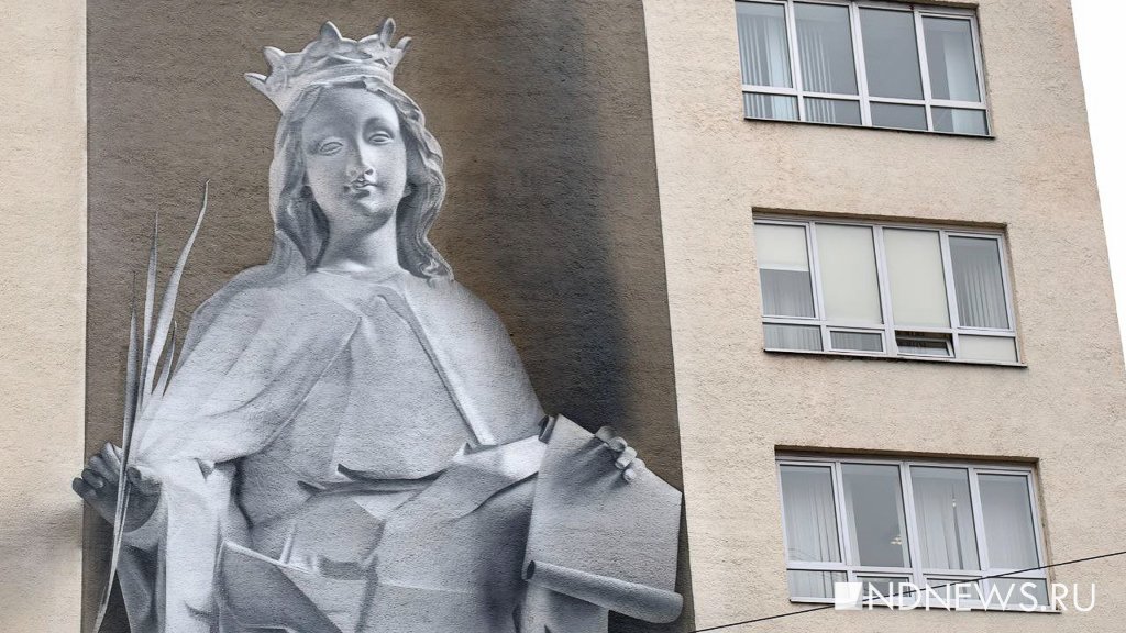 Новый День: В Екатеринбурге создали мурал Святой Екатерины, который светится по ночам