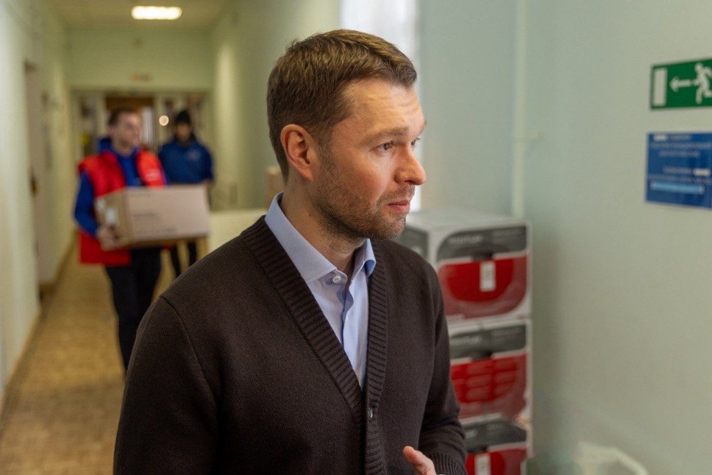 Новый День: Депутат Алексей Вихарев помог 23-й горбольнице с техникой для ведения электронных медкарт (ФОТО)