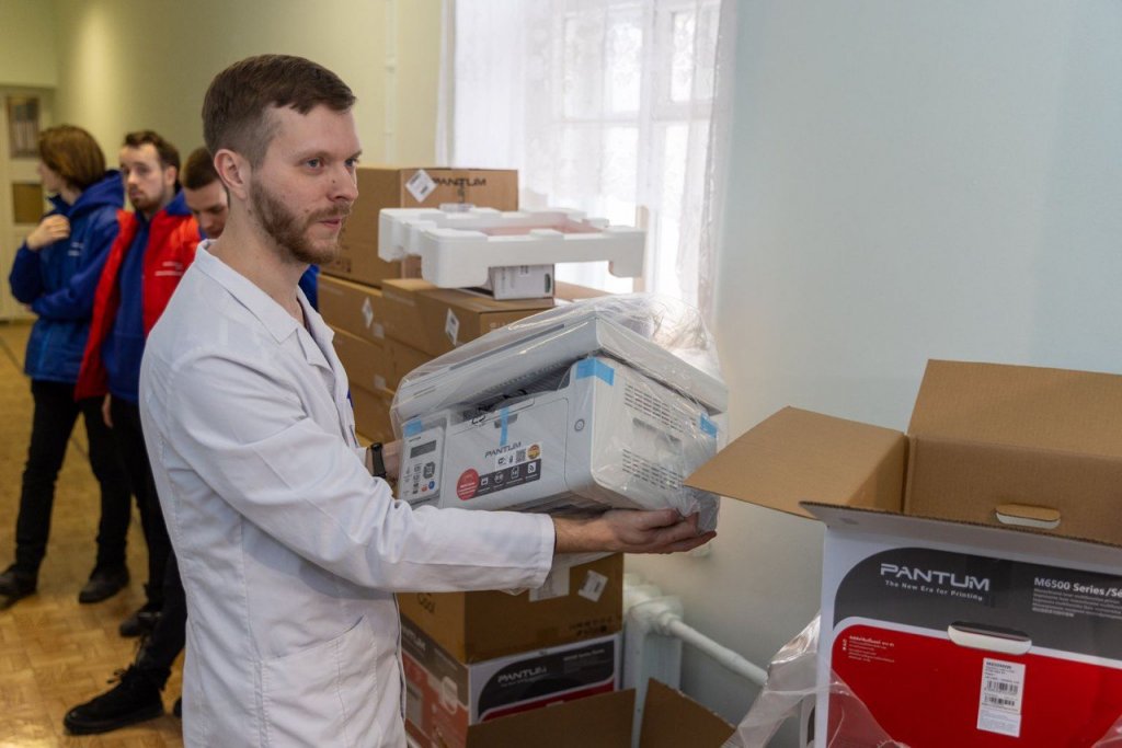 Новый День: Депутат Алексей Вихарев помог 23-й горбольнице с техникой для ведения электронных медкарт (ФОТО)